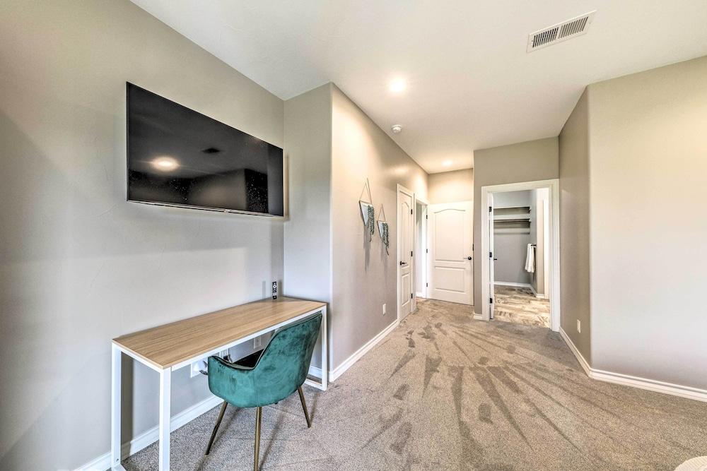 Modern Mtn Retreat, Walk to Lake & Trails!