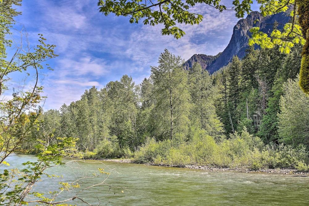 Riverside North Bend Oasis: Stunning Mountain View