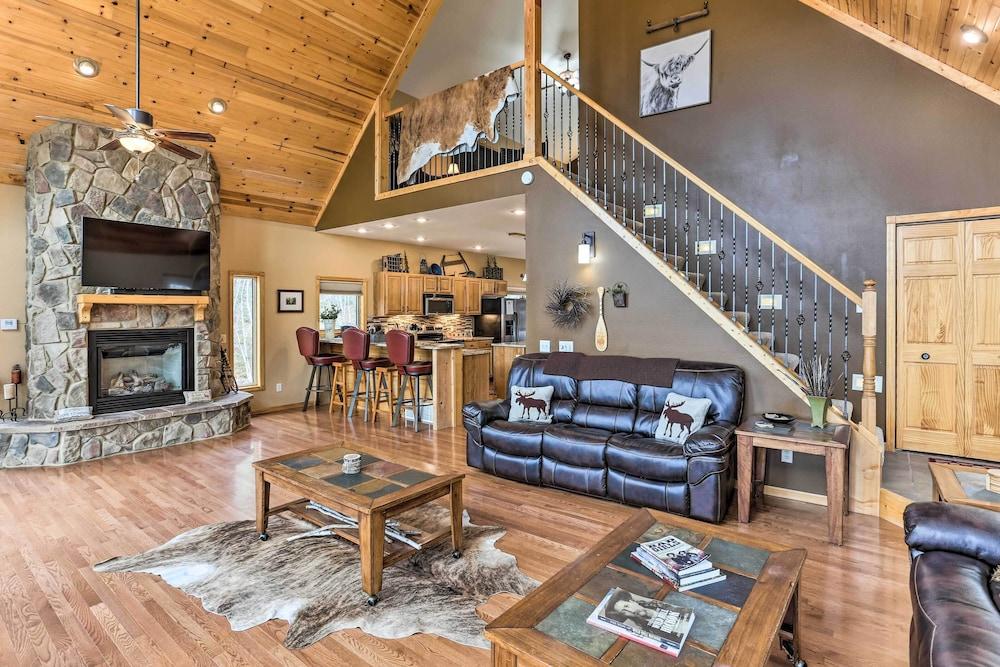 Spacious Lead Getaway w/ Private Hot Tub & Deck!