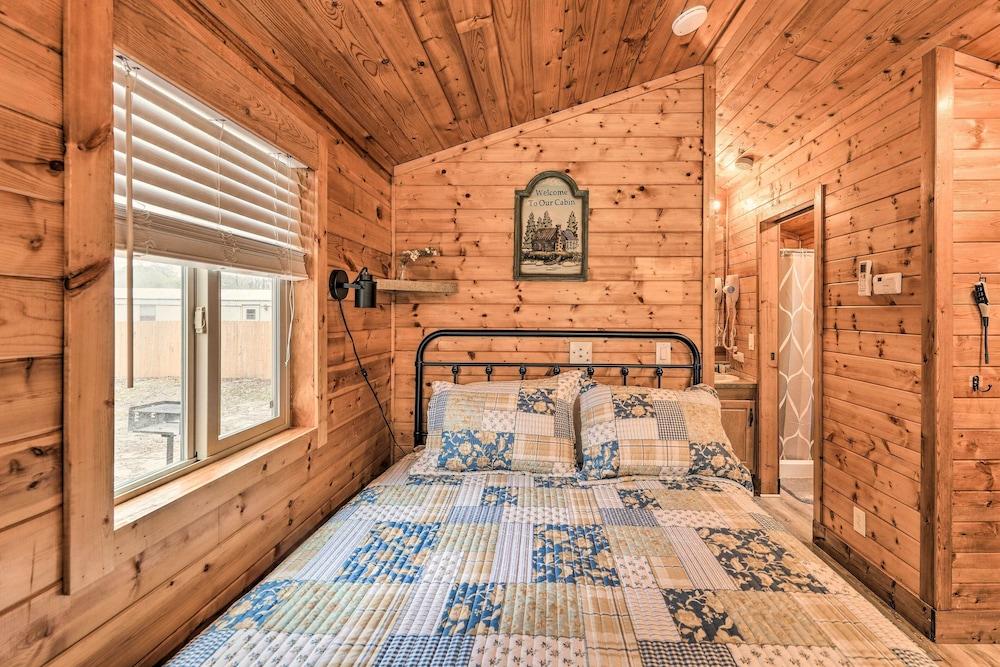 Beautiful New Bern Studio Cabin w/ Fire Pit!