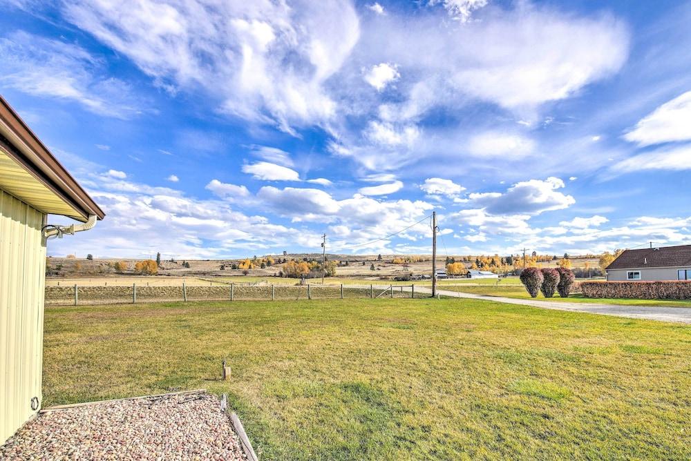 Cozy Cottage Studio: Stunning Mountain Views!
