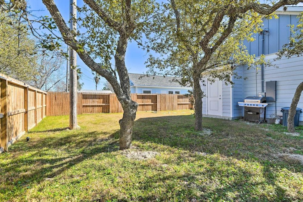 4 Mi to Boat Ramp: Charming Rockport Home