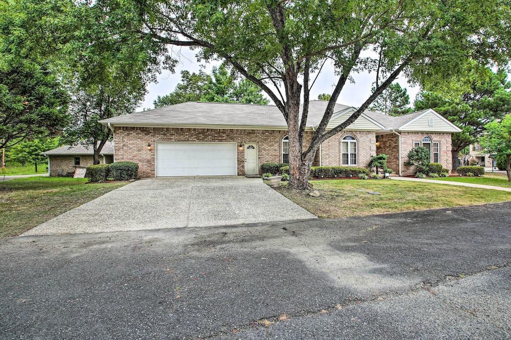 2-tier Deck & Boat Parking: Lake Hamilton Home