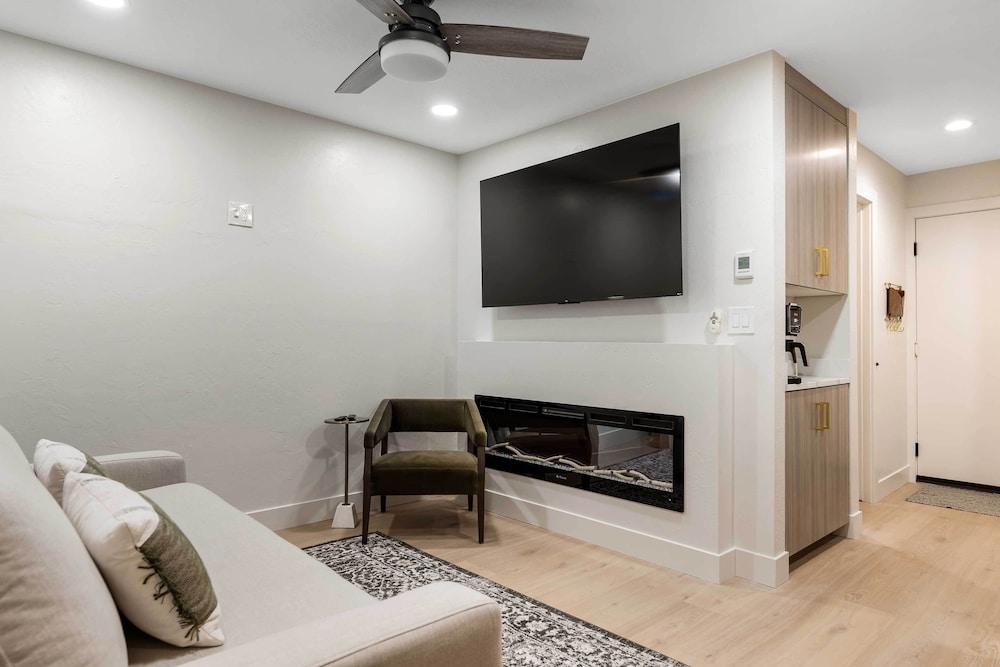 Resort-style Brian Head Condo Near Slopes!