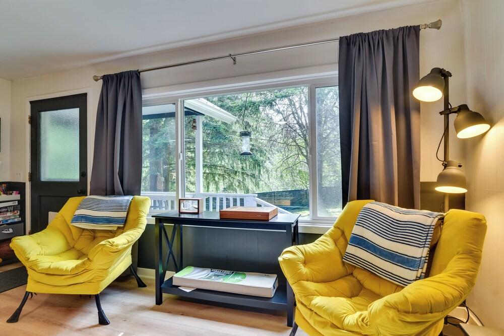 Peaceful + Chic Oasis: Fire Pit, Grill, Yard