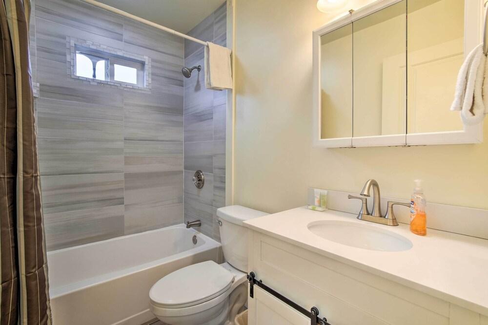 Winchester Bay Apt Near Dunes & State Parks!