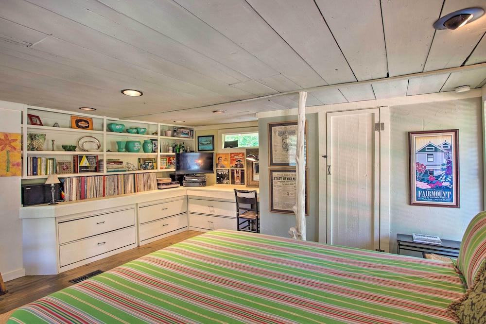 4 Mi to Dtwn! Fort Worth Cottage w/ Shared Pool