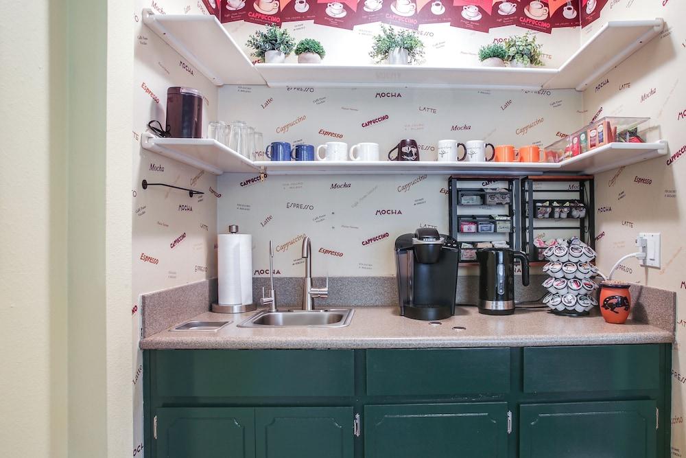 10 Mi to Silverwood: Secluded Getaway!