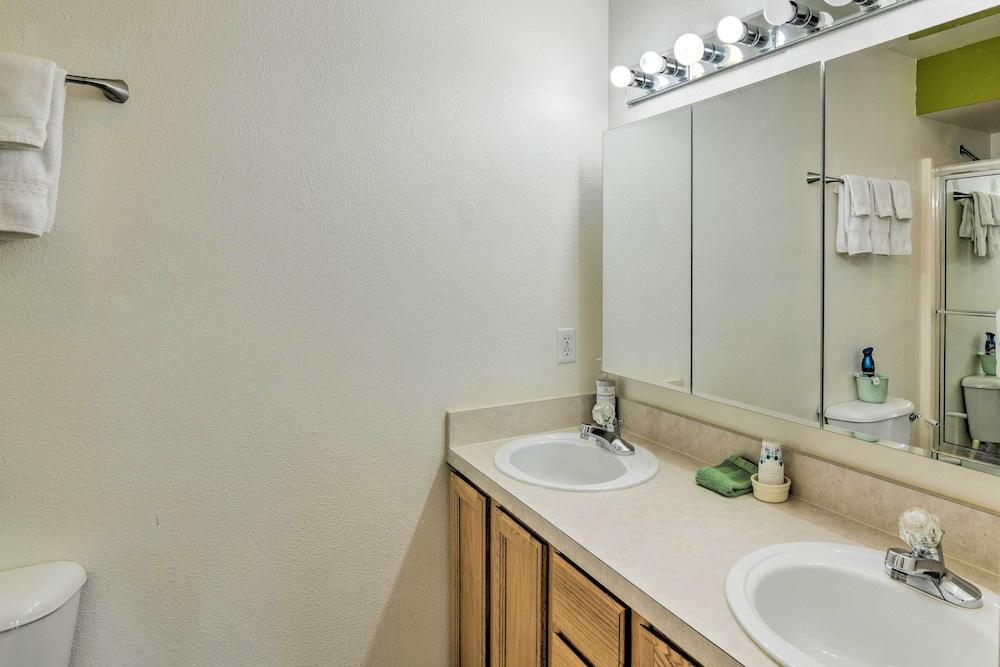 Quaint Ranch Home w/ Yard in Midtown Anchorage!