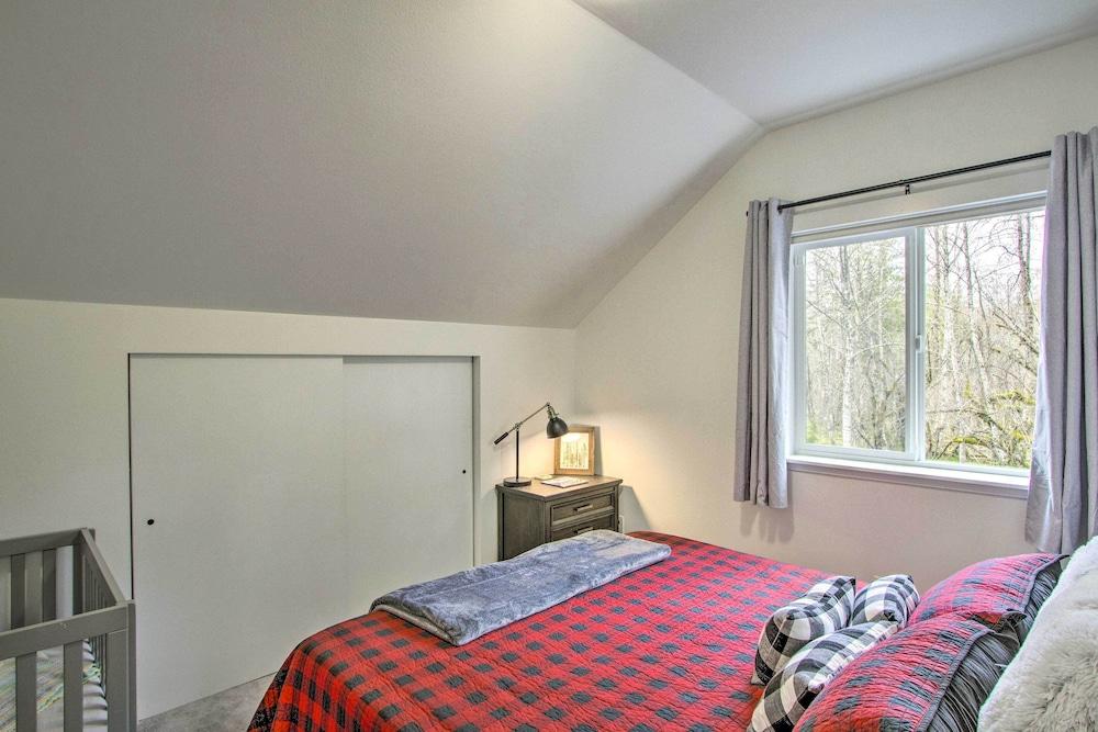 Modern Hideaway: Fire Pit, 5 Mi to Mt Rainier