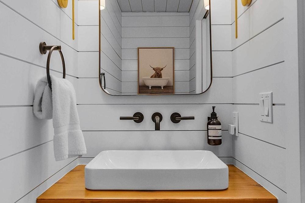 'the Hammersley' Luxury Waterfront Estate!