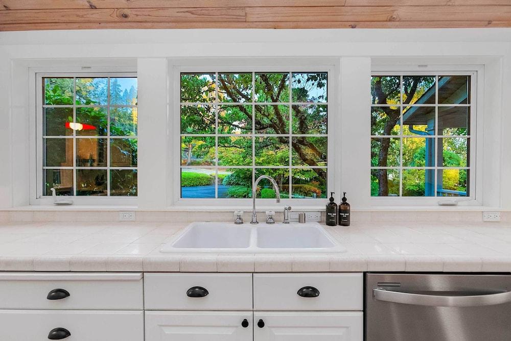 'the Hammersley' Luxury Waterfront Estate!