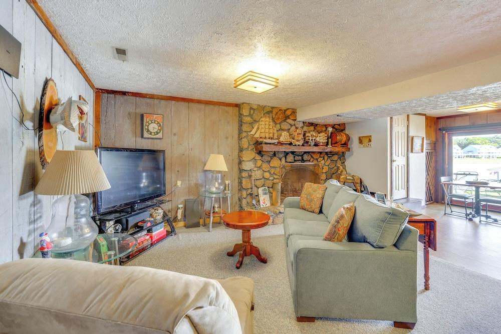 Smith Mountain Lake Retreat w/ Private Beach!