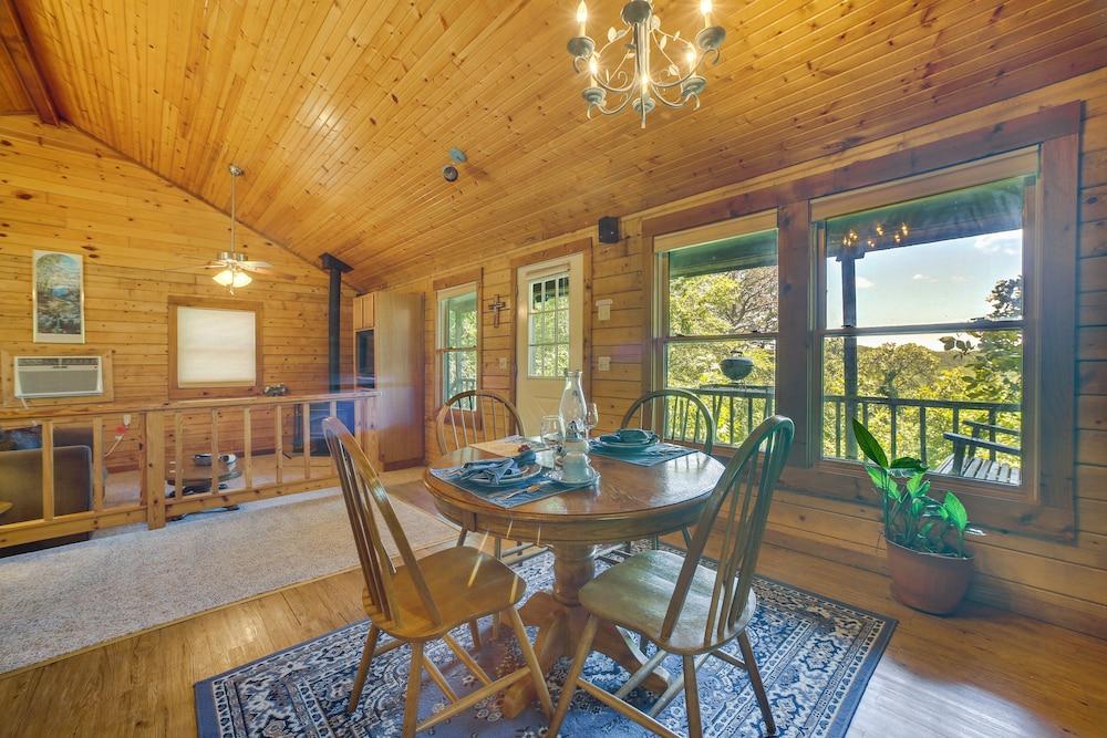 Studio w/ Mtn Views, 1 Mi to Thorncrown Chapel!