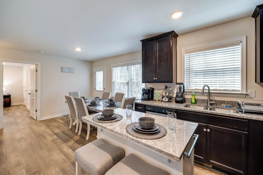 Pet-friendly Home: Spacious Yard + Community Perks