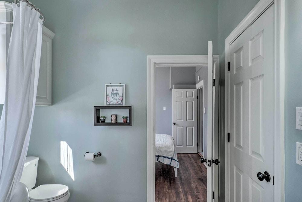 Lake Charles Cottage w/ Fireplace & Yard!