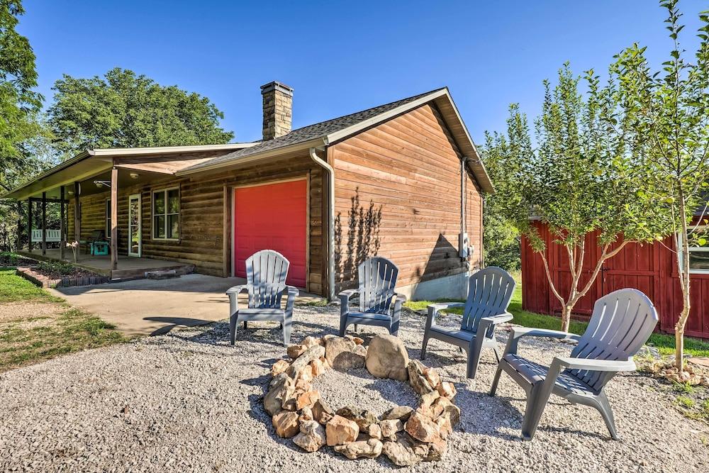 Quiet & Cozy Omaha Cabin ~ 20 Mi to Branson!