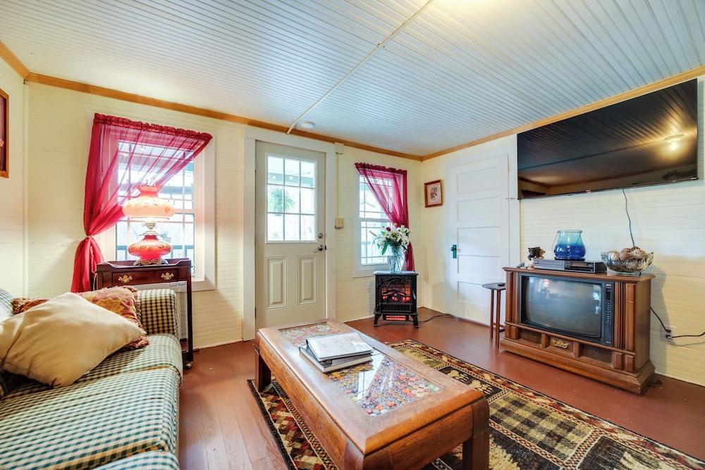 Pet-friendly Smoky Mountain Getaway w/ Fire Pit!
