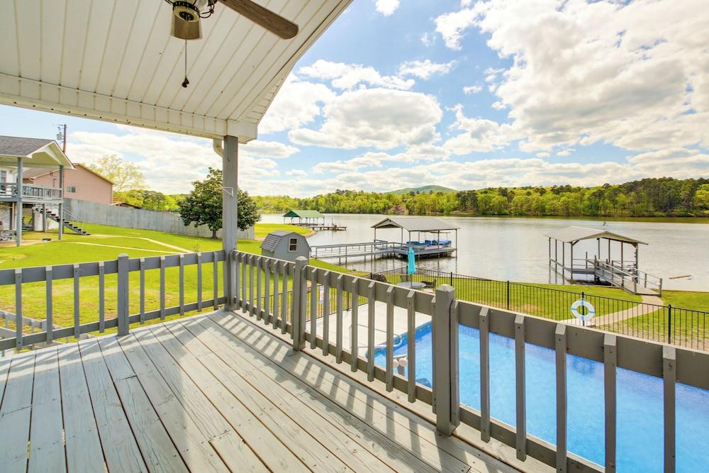 Stunning Lake Hamilton Getaway w/ Hot Tub!