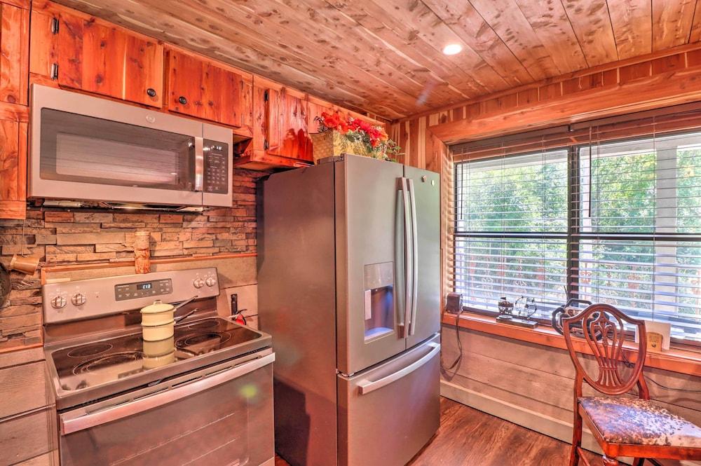 Quiet, Historic Manor: Located in Ghost Town!