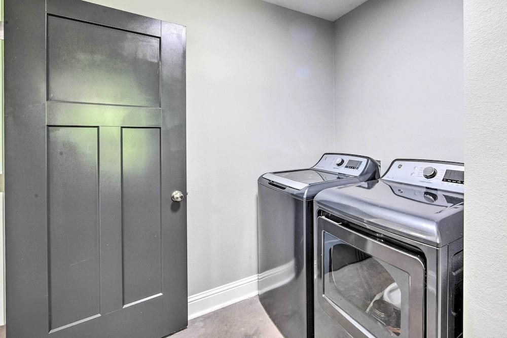 Stunning Avinger Retreat on Lake O' the Pines