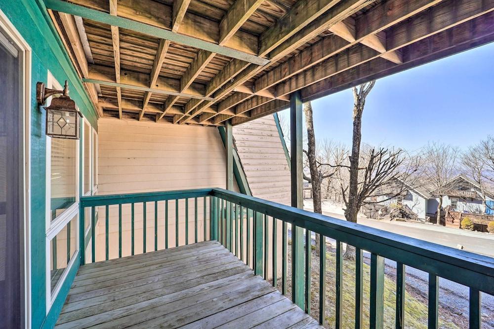Beech Mountain Retreat w/ Decks & Mountain Views!