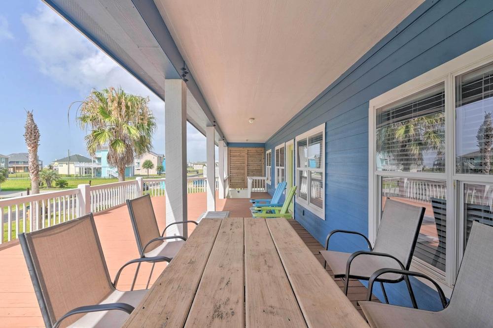 Deck & Grill: Walkable Crystal Beach House!