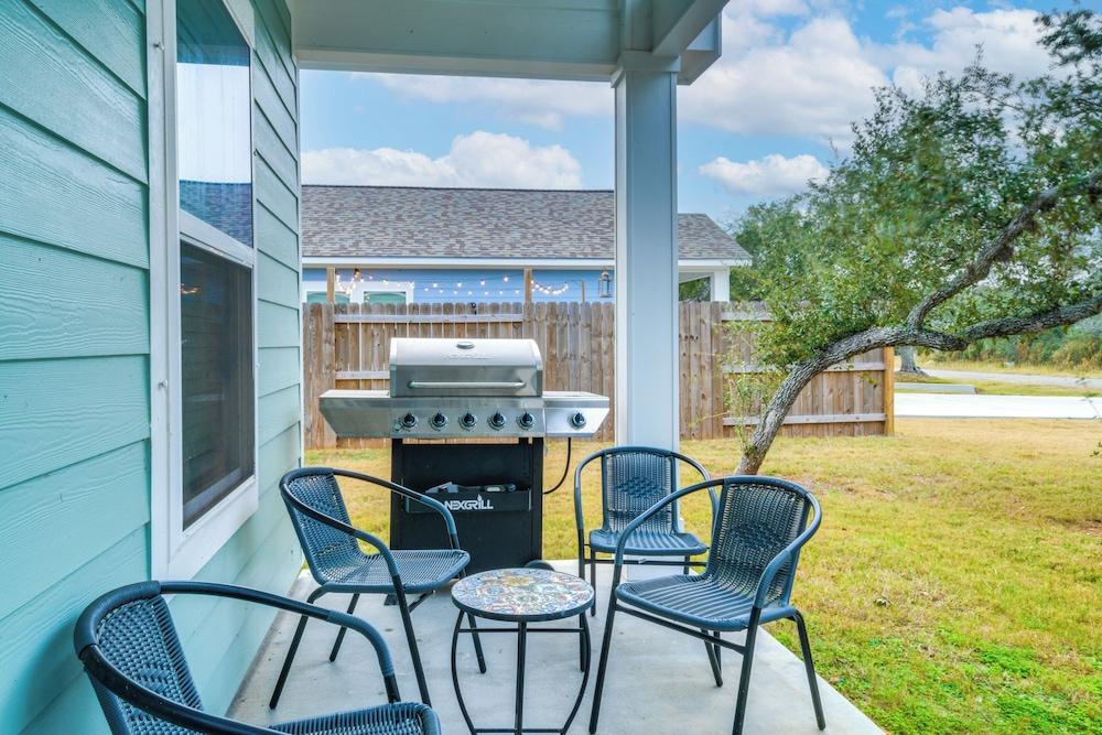 1 Mi to Beach: Retreat w/ Large Yard in Rockport