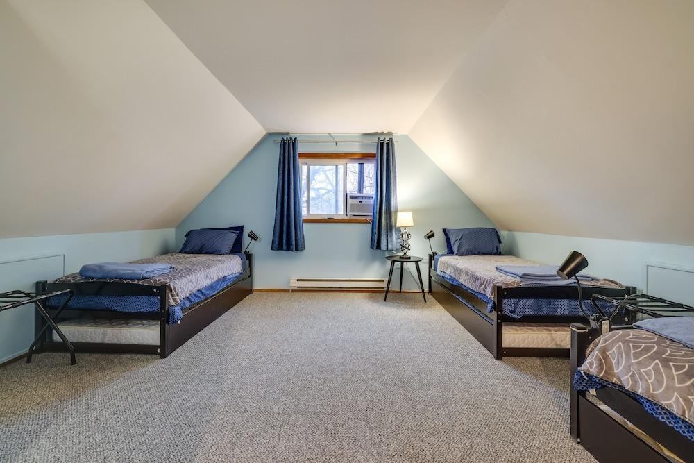 Poconos Chalet With Lake & Pool Access!