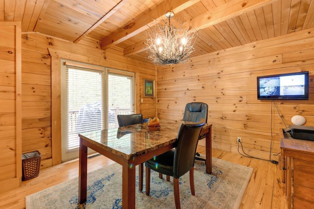 Home w/ Indoor Spa: 8 Mi to Smoky Mtn Nat'l Park!