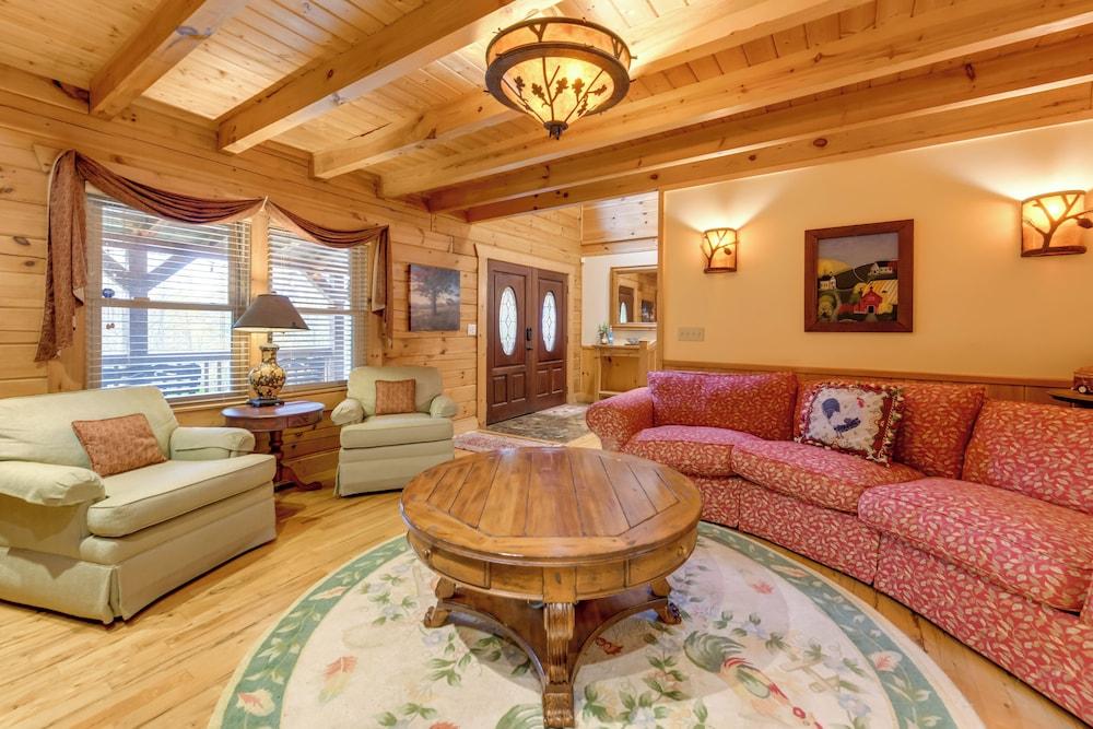 Home w/ Indoor Spa: 8 Mi to Smoky Mtn Nat'l Park!