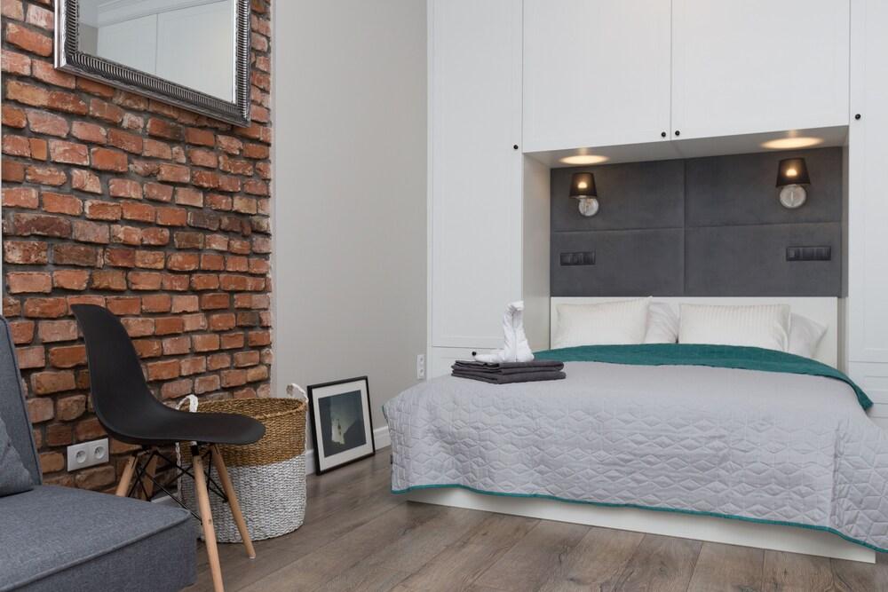 Comfy Studio Chodkiewicza by Renters