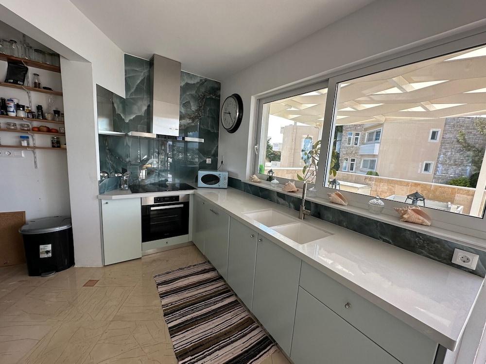 Luxurious 2-bed Seaside Apartment in Saronida