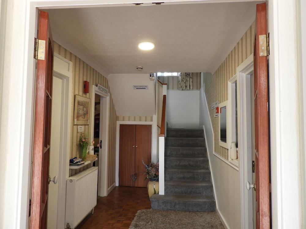 All Seasons Gatwick Guest House