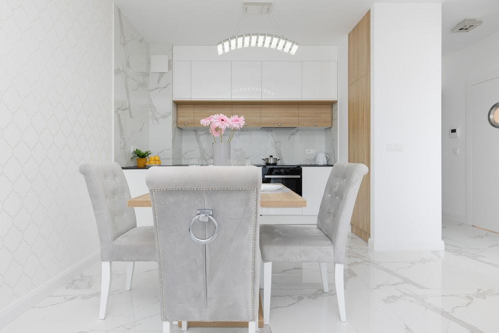 Glamour Apartment Warsaw by Renters