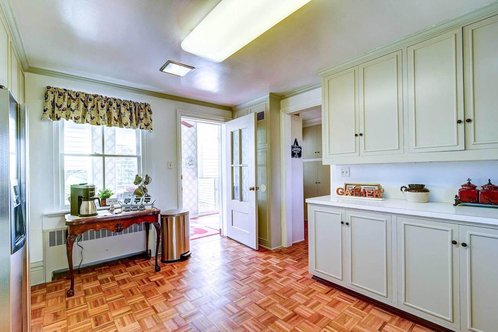 Bowling Green House w/ Shared Pool!