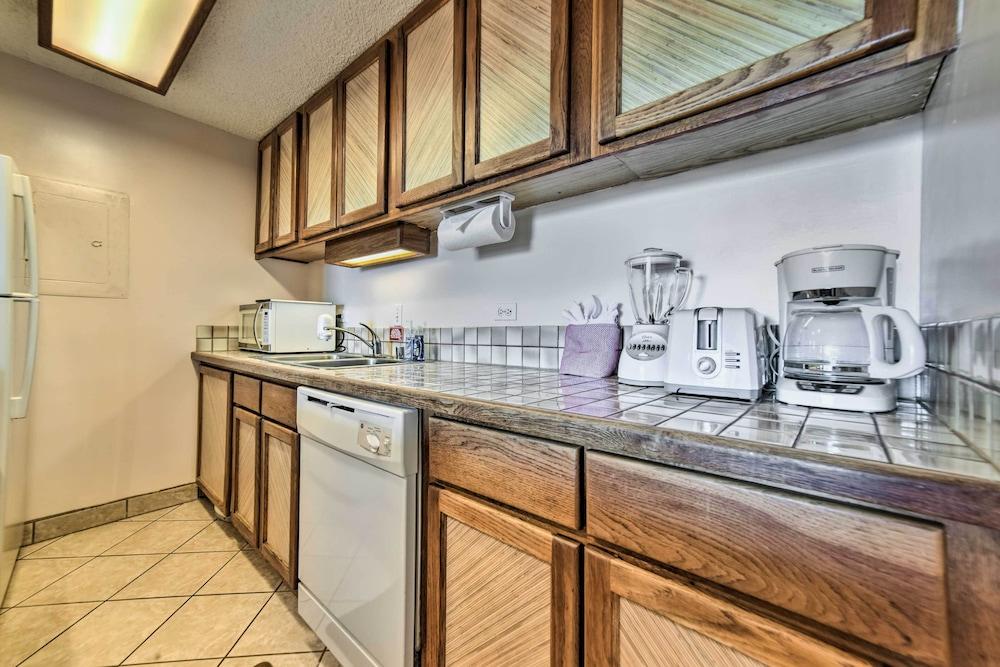 Beachfront Lahaina Condo: Pool + Grill Access