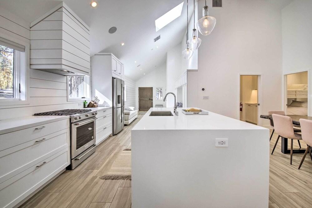 Half-mi to Big Bear Lake: Modern Home w/ Deck
