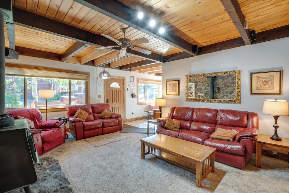 11 Mi to Ski Resorts! Lake Tahoe Gem w/ Pool Table