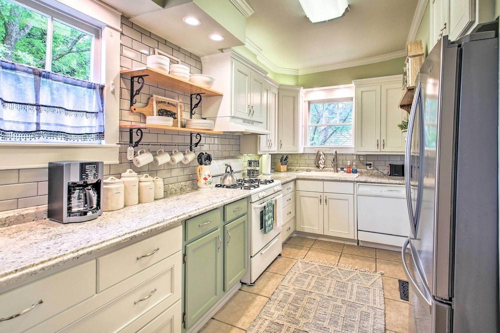 1/2 Mi to Hot Springs Nat'l Park: Cottage w/ Patio