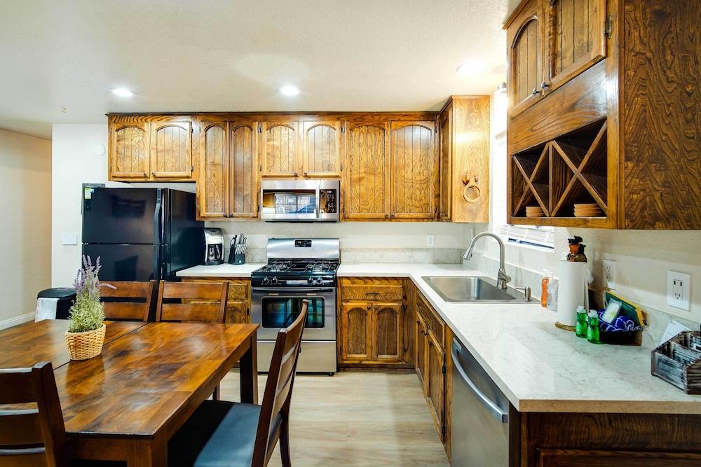 < 3 Mi to Lake: 'goldilodge' Big Bear Lake Cabin