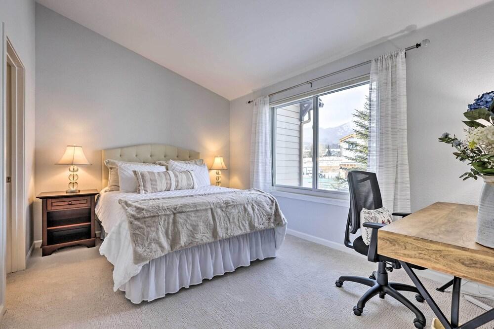 Stunning Mtn Views & Hot Tub: Silverthorne Retreat