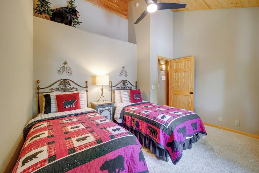 Tahoe Donner Mountain Cabin: Surrounded by Forest!