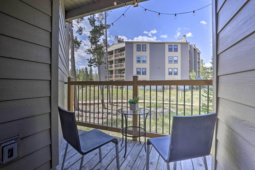 Ski Shuttle & Pool: Modern Silverthorne Condo!