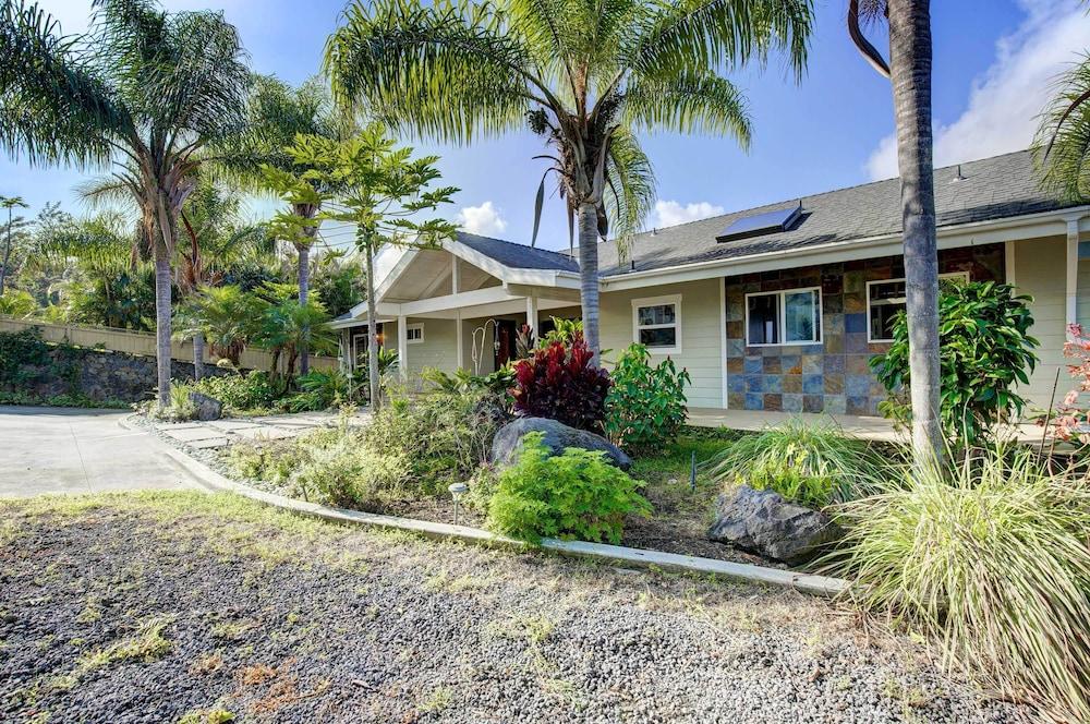Kailua-kona House w/ Balcony & Ocean Views!