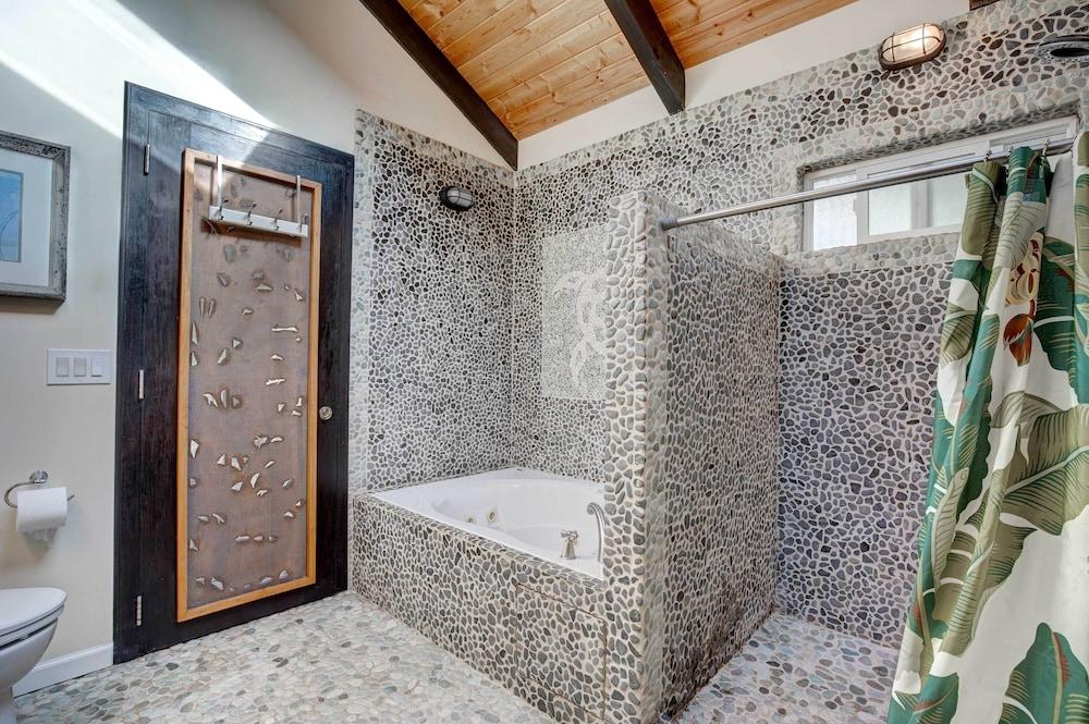 Kailua-kona House w/ Balcony & Ocean Views!