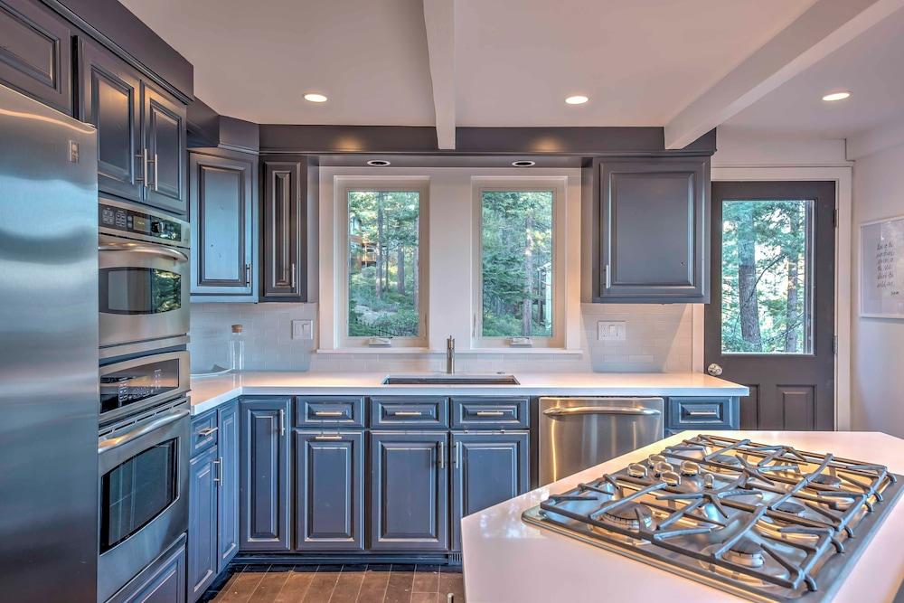 10 Mi to Skiing: Tahoe City A-frame Home