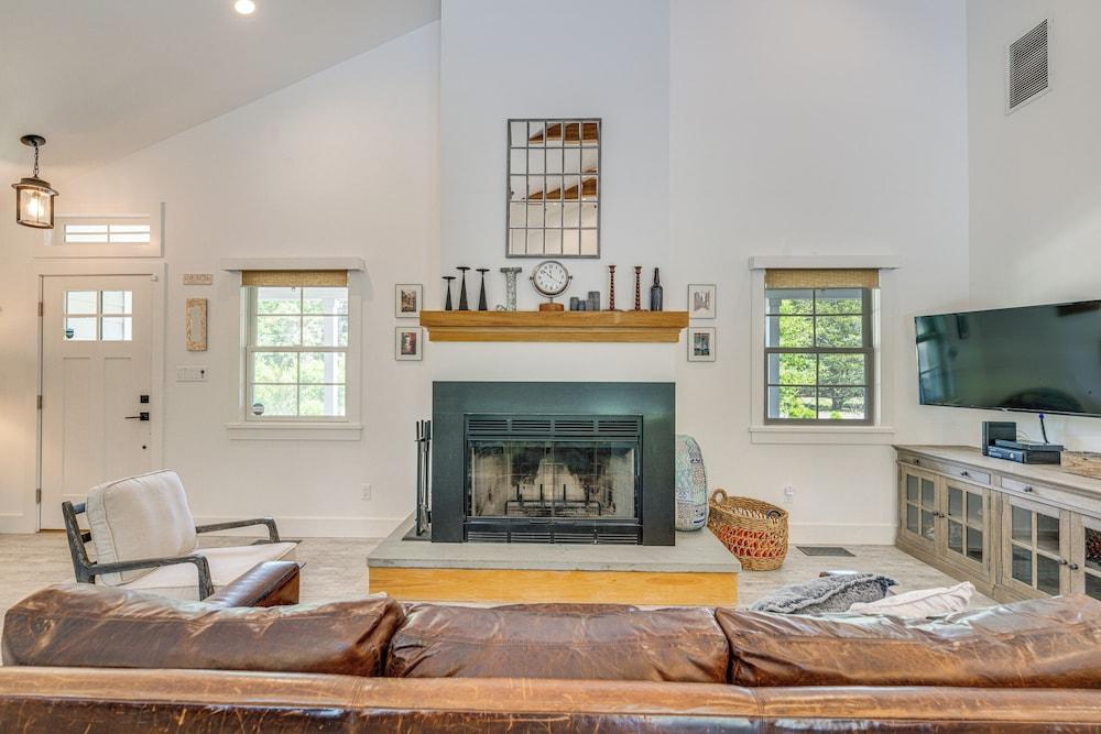 Distinctive Hamptons Home w/ Pool Near Bay, Ocean