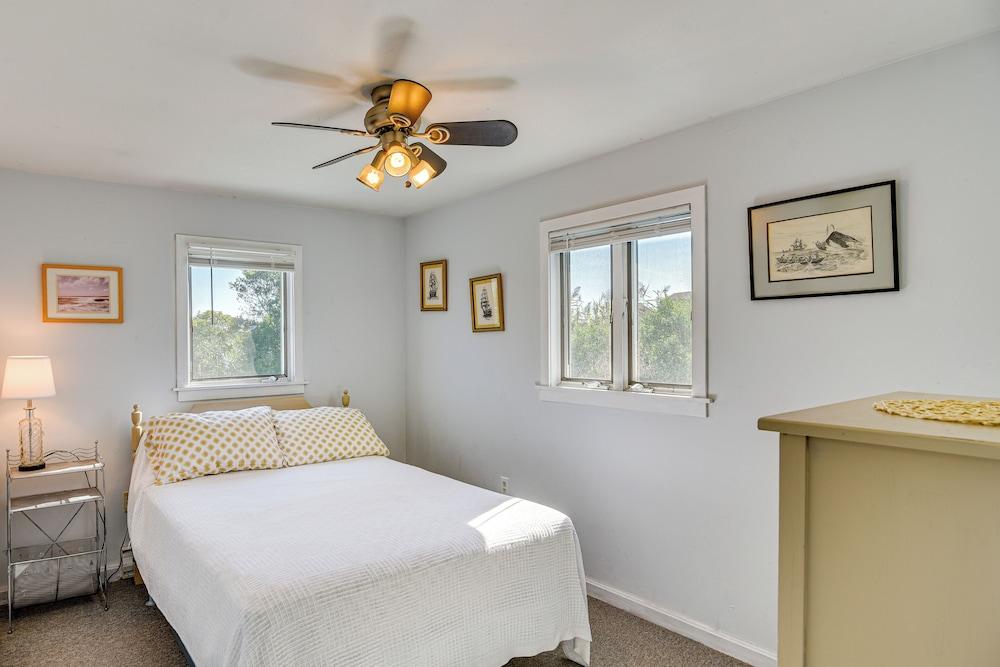 Quaint Coastal Cottage With Patio!