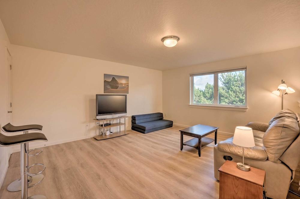 Spacious Bandon Getaway - 2 Blocks to Ocean!